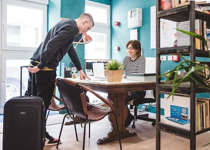 胡斯特罗旅舍 *