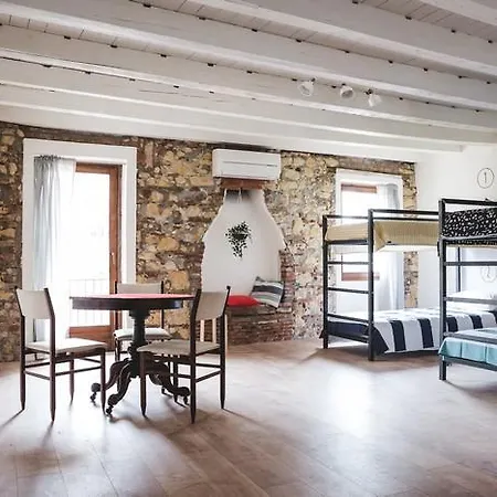 Hostal The Hostello